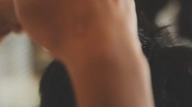 Kuaför kuaförde uzun saç kesiyor.