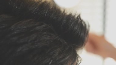 Kuaför kuaförde uzun saç kesiyor.