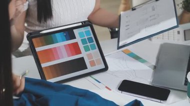 Şirketin büyümesi, istatistikleri, grafikleri ve pasta grafikleri ile birlikte Masaüstü Bilgisayarı üzerinde çalışan bir İşadamının Kapanışı. Dijital Projeleri Yöneten Erkek Yönetici, Veri Yazıyor, Klavye ve Fare Kullanıyor