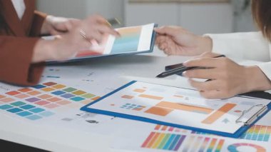 Şirketin büyümesi, istatistikleri, grafikleri ve pasta grafikleri ile birlikte Masaüstü Bilgisayarı üzerinde çalışan bir İşadamının Kapanışı. Dijital Projeleri Yöneten Erkek Yönetici, Veri Yazıyor, Klavye ve Fare Kullanıyor