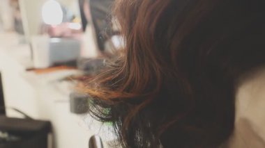 Kuaför kuaförde uzun saç kesiyor.