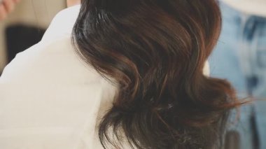 Kuaför kuaförde uzun saç kesiyor.