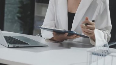 Şirketin büyümesi, istatistikleri, grafikleri ve pasta grafikleri ile birlikte Masaüstü Bilgisayarı üzerinde çalışan bir İşadamının Kapanışı. Dijital Projeleri Yöneten Erkek Yönetici, Veri Yazıyor, Klavye ve Fare Kullanıyor