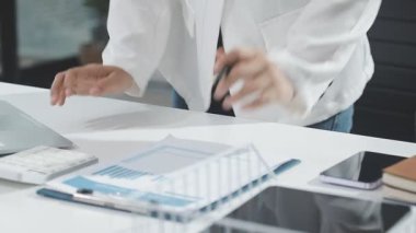 Şirketin büyümesi, istatistikleri, grafikleri ve pasta grafikleri ile birlikte Masaüstü Bilgisayarı üzerinde çalışan bir İşadamının Kapanışı. Dijital Projeleri Yöneten Erkek Yönetici, Veri Yazıyor, Klavye ve Fare Kullanıyor