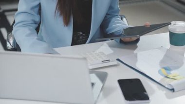 Şirketin büyümesi, istatistikleri, grafikleri ve pasta grafikleri ile birlikte Masaüstü Bilgisayarı üzerinde çalışan bir İşadamının Kapanışı. Dijital Projeleri Yöneten Erkek Yönetici, Veri Yazıyor, Klavye ve Fare Kullanıyor