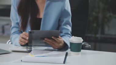 Şirketin büyümesi, istatistikleri, grafikleri ve pasta grafikleri ile birlikte Masaüstü Bilgisayarı üzerinde çalışan bir İşadamının Kapanışı. Dijital Projeleri Yöneten Erkek Yönetici, Veri Yazıyor, Klavye ve Fare Kullanıyor