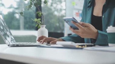 Şirketin büyümesi, istatistikleri, grafikleri ve pasta grafikleri ile birlikte Masaüstü Bilgisayarı üzerinde çalışan bir İşadamının Kapanışı. Dijital Projeleri Yöneten Erkek Yönetici, Veri Yazıyor, Klavye ve Fare Kullanıyor