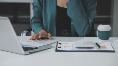 Şirketin büyümesi, istatistikleri, grafikleri ve pasta grafikleri ile birlikte Masaüstü Bilgisayarı üzerinde çalışan bir İşadamının Kapanışı. Dijital Projeleri Yöneten Erkek Yönetici, Veri Yazıyor, Klavye ve Fare Kullanıyor