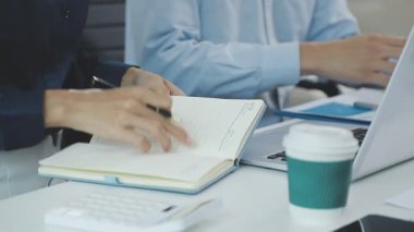 Şirketin büyümesi, istatistikleri, grafikleri ve pasta grafikleri ile birlikte Masaüstü Bilgisayarı üzerinde çalışan bir İşadamının Kapanışı. Dijital Projeleri Yöneten Erkek Yönetici, Veri Yazıyor, Klavye ve Fare Kullanıyor