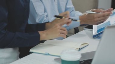 Şirketin büyümesi, istatistikleri, grafikleri ve pasta grafikleri ile birlikte Masaüstü Bilgisayarı üzerinde çalışan bir İşadamının Kapanışı. Dijital Projeleri Yöneten Erkek Yönetici, Veri Yazıyor, Klavye ve Fare Kullanıyor