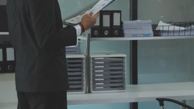 Şirketin büyümesi, istatistikleri, grafikleri ve pasta grafikleri ile birlikte Masaüstü Bilgisayarı üzerinde çalışan bir İşadamının Kapanışı. Dijital Projeleri Yöneten Erkek Yönetici, Veri Yazıyor, Klavye ve Fare Kullanıyor