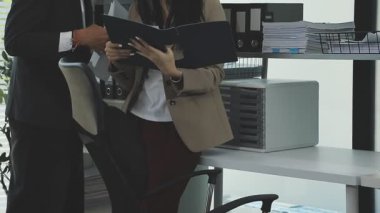 Şirketin büyümesi, istatistikleri, grafikleri ve pasta grafikleri ile birlikte Masaüstü Bilgisayarı üzerinde çalışan bir İşadamının Kapanışı. Dijital Projeleri Yöneten Erkek Yönetici, Veri Yazıyor, Klavye ve Fare Kullanıyor