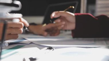 Şirketin büyümesi, istatistikleri, grafikleri ve pasta grafikleri ile birlikte Masaüstü Bilgisayarı üzerinde çalışan bir İşadamının Kapanışı. Dijital Projeleri Yöneten Erkek Yönetici, Veri Yazıyor, Klavye ve Fare Kullanıyor