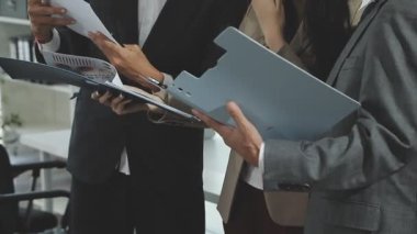 Şirketin büyümesi, istatistikleri, grafikleri ve pasta grafikleri ile birlikte Masaüstü Bilgisayarı üzerinde çalışan bir İşadamının Kapanışı. Dijital Projeleri Yöneten Erkek Yönetici, Veri Yazıyor, Klavye ve Fare Kullanıyor