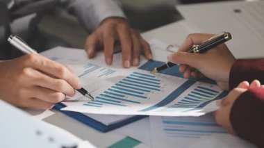 Şirketin büyümesi, istatistikleri, grafikleri ve pasta grafikleri ile birlikte Masaüstü Bilgisayarı üzerinde çalışan bir İşadamının Kapanışı. Dijital Projeleri Yöneten Erkek Yönetici, Veri Yazıyor, Klavye ve Fare Kullanıyor