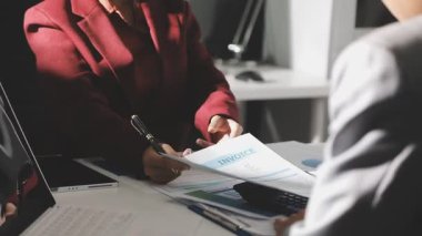 Şirketin büyümesi, istatistikleri, grafikleri ve pasta grafikleri ile birlikte Masaüstü Bilgisayarı üzerinde çalışan bir İşadamının Kapanışı. Dijital Projeleri Yöneten Erkek Yönetici, Veri Yazıyor, Klavye ve Fare Kullanıyor