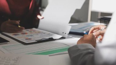 Şirketin büyümesi, istatistikleri, grafikleri ve pasta grafikleri ile birlikte Masaüstü Bilgisayarı üzerinde çalışan bir İşadamının Kapanışı. Dijital Projeleri Yöneten Erkek Yönetici, Veri Yazıyor, Klavye ve Fare Kullanıyor