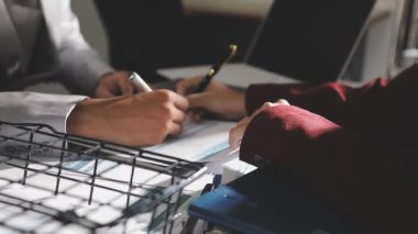 Şirketin büyümesi, istatistikleri, grafikleri ve pasta grafikleri ile birlikte Masaüstü Bilgisayarı üzerinde çalışan bir İşadamının Kapanışı. Dijital Projeleri Yöneten Erkek Yönetici, Veri Yazıyor, Klavye ve Fare Kullanıyor