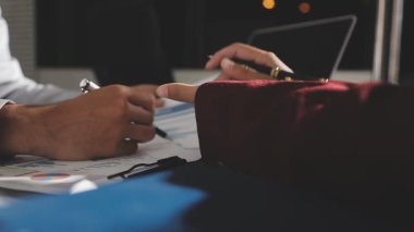 Şirketin büyümesi, istatistikleri, grafikleri ve pasta grafikleri ile birlikte Masaüstü Bilgisayarı üzerinde çalışan bir İşadamının Kapanışı. Dijital Projeleri Yöneten Erkek Yönetici, Veri Yazıyor, Klavye ve Fare Kullanıyor