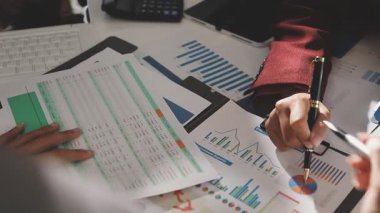 Şirketin büyümesi, istatistikleri, grafikleri ve pasta grafikleri ile birlikte Masaüstü Bilgisayarı üzerinde çalışan bir İşadamının Kapanışı. Dijital Projeleri Yöneten Erkek Yönetici, Veri Yazıyor, Klavye ve Fare Kullanıyor