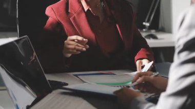 Şirketin büyümesi, istatistikleri, grafikleri ve pasta grafikleri ile birlikte Masaüstü Bilgisayarı üzerinde çalışan bir İşadamının Kapanışı. Dijital Projeleri Yöneten Erkek Yönetici, Veri Yazıyor, Klavye ve Fare Kullanıyor