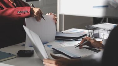 Şirketin büyümesi, istatistikleri, grafikleri ve pasta grafikleri ile birlikte Masaüstü Bilgisayarı üzerinde çalışan bir İşadamının Kapanışı. Dijital Projeleri Yöneten Erkek Yönetici, Veri Yazıyor, Klavye ve Fare Kullanıyor