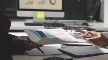 Şirketin büyümesi, istatistikleri, grafikleri ve pasta grafikleri ile birlikte Masaüstü Bilgisayarı üzerinde çalışan bir İşadamının Kapanışı. Dijital Projeleri Yöneten Erkek Yönetici, Veri Yazıyor, Klavye ve Fare Kullanıyor