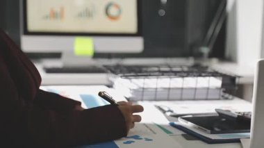 Şirketin büyümesi, istatistikleri, grafikleri ve pasta grafikleri ile birlikte Masaüstü Bilgisayarı üzerinde çalışan bir İşadamının Kapanışı. Dijital Projeleri Yöneten Erkek Yönetici, Veri Yazıyor, Klavye ve Fare Kullanıyor