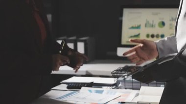 Şirketin büyümesi, istatistikleri, grafikleri ve pasta grafikleri ile birlikte Masaüstü Bilgisayarı üzerinde çalışan bir İşadamının Kapanışı. Dijital Projeleri Yöneten Erkek Yönetici, Veri Yazıyor, Klavye ve Fare Kullanıyor