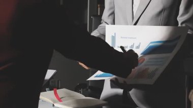 Şirketin büyümesi, istatistikleri, grafikleri ve pasta grafikleri ile birlikte Masaüstü Bilgisayarı üzerinde çalışan bir İşadamının Kapanışı. Dijital Projeleri Yöneten Erkek Yönetici, Veri Yazıyor, Klavye ve Fare Kullanıyor