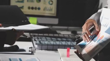 Şirketin büyümesi, istatistikleri, grafikleri ve pasta grafikleri ile birlikte Masaüstü Bilgisayarı üzerinde çalışan bir İşadamının Kapanışı. Dijital Projeleri Yöneten Erkek Yönetici, Veri Yazıyor, Klavye ve Fare Kullanıyor