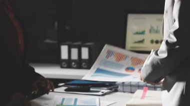 Şirketin büyümesi, istatistikleri, grafikleri ve pasta grafikleri ile birlikte Masaüstü Bilgisayarı üzerinde çalışan bir İşadamının Kapanışı. Dijital Projeleri Yöneten Erkek Yönetici, Veri Yazıyor, Klavye ve Fare Kullanıyor