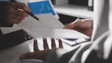 Şirketin büyümesi, istatistikleri, grafikleri ve pasta grafikleri ile birlikte Masaüstü Bilgisayarı üzerinde çalışan bir İşadamının Kapanışı. Dijital Projeleri Yöneten Erkek Yönetici, Veri Yazıyor, Klavye ve Fare Kullanıyor