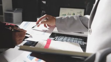 Şirketin büyümesi, istatistikleri, grafikleri ve pasta grafikleri ile birlikte Masaüstü Bilgisayarı üzerinde çalışan bir İşadamının Kapanışı. Dijital Projeleri Yöneten Erkek Yönetici, Veri Yazıyor, Klavye ve Fare Kullanıyor