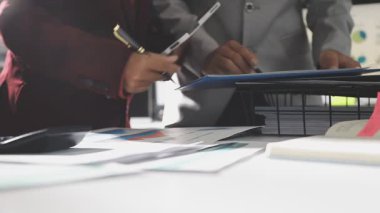 Şirketin büyümesi, istatistikleri, grafikleri ve pasta grafikleri ile birlikte Masaüstü Bilgisayarı üzerinde çalışan bir İşadamının Kapanışı. Dijital Projeleri Yöneten Erkek Yönetici, Veri Yazıyor, Klavye ve Fare Kullanıyor