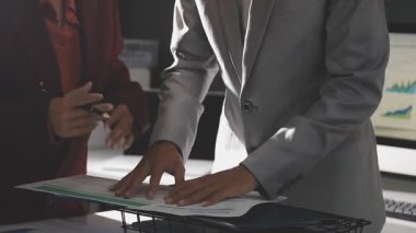 Şirketin büyümesi, istatistikleri, grafikleri ve pasta grafikleri ile birlikte Masaüstü Bilgisayarı üzerinde çalışan bir İşadamının Kapanışı. Dijital Projeleri Yöneten Erkek Yönetici, Veri Yazıyor, Klavye ve Fare Kullanıyor