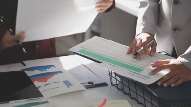 Şirketin büyümesi, istatistikleri, grafikleri ve pasta grafikleri ile birlikte Masaüstü Bilgisayarı üzerinde çalışan bir İşadamının Kapanışı. Dijital Projeleri Yöneten Erkek Yönetici, Veri Yazıyor, Klavye ve Fare Kullanıyor