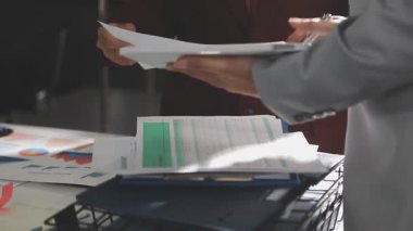 Şirketin büyümesi, istatistikleri, grafikleri ve pasta grafikleri ile birlikte Masaüstü Bilgisayarı üzerinde çalışan bir İşadamının Kapanışı. Dijital Projeleri Yöneten Erkek Yönetici, Veri Yazıyor, Klavye ve Fare Kullanıyor