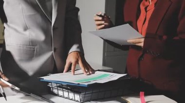 Şirketin büyümesi, istatistikleri, grafikleri ve pasta grafikleri ile birlikte Masaüstü Bilgisayarı üzerinde çalışan bir İşadamının Kapanışı. Dijital Projeleri Yöneten Erkek Yönetici, Veri Yazıyor, Klavye ve Fare Kullanıyor