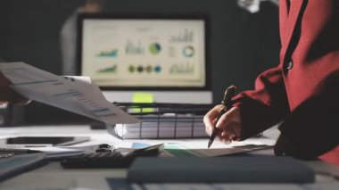 Şirketin büyümesi, istatistikleri, grafikleri ve pasta grafikleri ile birlikte Masaüstü Bilgisayarı üzerinde çalışan bir İşadamının Kapanışı. Dijital Projeleri Yöneten Erkek Yönetici, Veri Yazıyor, Klavye ve Fare Kullanıyor