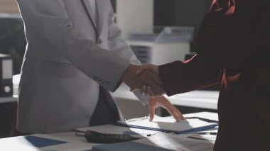 Şirketin büyümesi, istatistikleri, grafikleri ve pasta grafikleri ile birlikte Masaüstü Bilgisayarı üzerinde çalışan bir İşadamının Kapanışı. Dijital Projeleri Yöneten Erkek Yönetici, Veri Yazıyor, Klavye ve Fare Kullanıyor