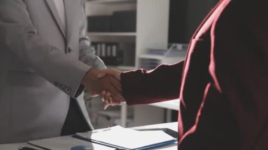 Şirketin büyümesi, istatistikleri, grafikleri ve pasta grafikleri ile birlikte Masaüstü Bilgisayarı üzerinde çalışan bir İşadamının Kapanışı. Dijital Projeleri Yöneten Erkek Yönetici, Veri Yazıyor, Klavye ve Fare Kullanıyor