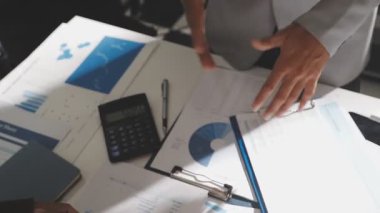 Şirketin büyümesi, istatistikleri, grafikleri ve pasta grafikleri ile birlikte Masaüstü Bilgisayarı üzerinde çalışan bir İşadamının Kapanışı. Dijital Projeleri Yöneten Erkek Yönetici, Veri Yazıyor, Klavye ve Fare Kullanıyor