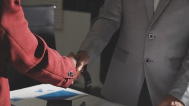 Şirketin büyümesi, istatistikleri, grafikleri ve pasta grafikleri ile birlikte Masaüstü Bilgisayarı üzerinde çalışan bir İşadamının Kapanışı. Dijital Projeleri Yöneten Erkek Yönetici, Veri Yazıyor, Klavye ve Fare Kullanıyor