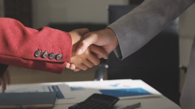 Şirketin büyümesi, istatistikleri, grafikleri ve pasta grafikleri ile birlikte Masaüstü Bilgisayarı üzerinde çalışan bir İşadamının Kapanışı. Dijital Projeleri Yöneten Erkek Yönetici, Veri Yazıyor, Klavye ve Fare Kullanıyor