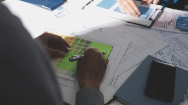 Şirketin büyümesi, istatistikleri, grafikleri ve pasta grafikleri ile birlikte Masaüstü Bilgisayarı üzerinde çalışan bir İşadamının Kapanışı. Dijital Projeleri Yöneten Erkek Yönetici, Veri Yazıyor, Klavye ve Fare Kullanıyor