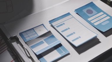 Şirketin büyümesi, istatistikleri, grafikleri ve pasta grafikleri ile birlikte Masaüstü Bilgisayarı üzerinde çalışan bir İşadamının Kapanışı. Dijital Projeleri Yöneten Erkek Yönetici, Veri Yazıyor, Klavye ve Fare Kullanıyor