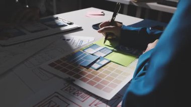 Şirketin büyümesi, istatistikleri, grafikleri ve pasta grafikleri ile birlikte Masaüstü Bilgisayarı üzerinde çalışan bir İşadamının Kapanışı. Dijital Projeleri Yöneten Erkek Yönetici, Veri Yazıyor, Klavye ve Fare Kullanıyor