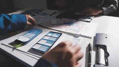 Şirketin büyümesi, istatistikleri, grafikleri ve pasta grafikleri ile birlikte Masaüstü Bilgisayarı üzerinde çalışan bir İşadamının Kapanışı. Dijital Projeleri Yöneten Erkek Yönetici, Veri Yazıyor, Klavye ve Fare Kullanıyor