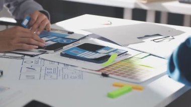 Şirketin büyümesi, istatistikleri, grafikleri ve pasta grafikleri ile birlikte Masaüstü Bilgisayarı üzerinde çalışan bir İşadamının Kapanışı. Dijital Projeleri Yöneten Erkek Yönetici, Veri Yazıyor, Klavye ve Fare Kullanıyor